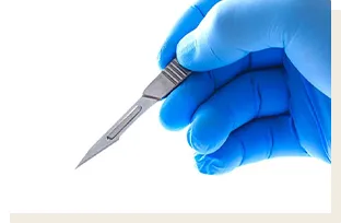 メスを持っている写真 恵比寿南DENTAL